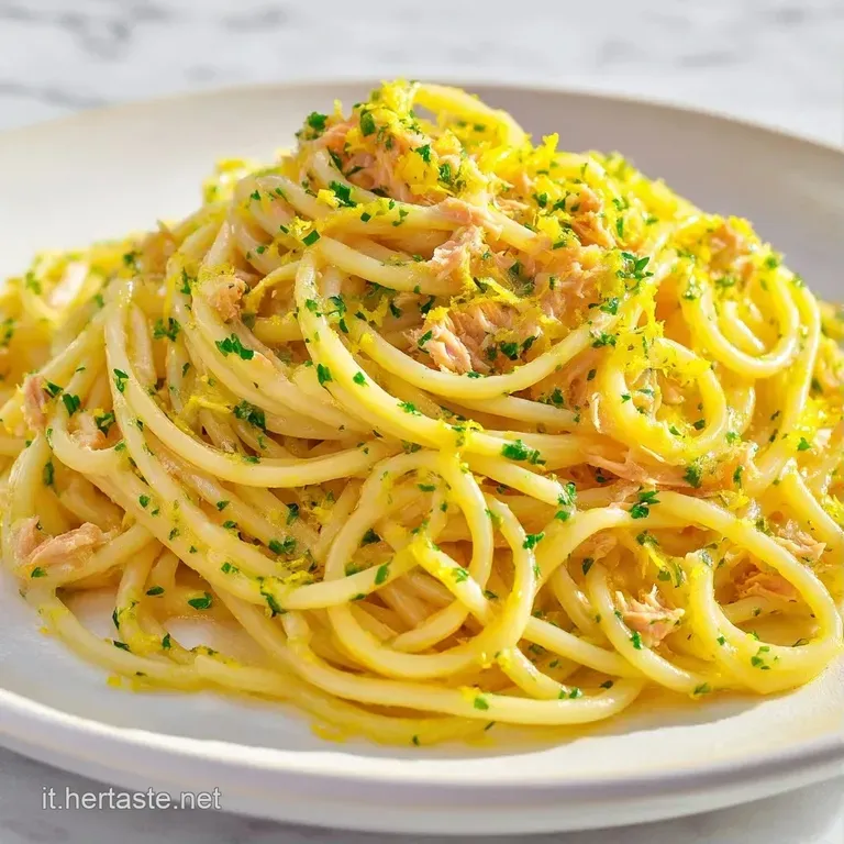 Un nido di pasta avvolta in una salsa vellutata, guarnita con zest di limone giallo e servita in un piatto di ceramica bia...